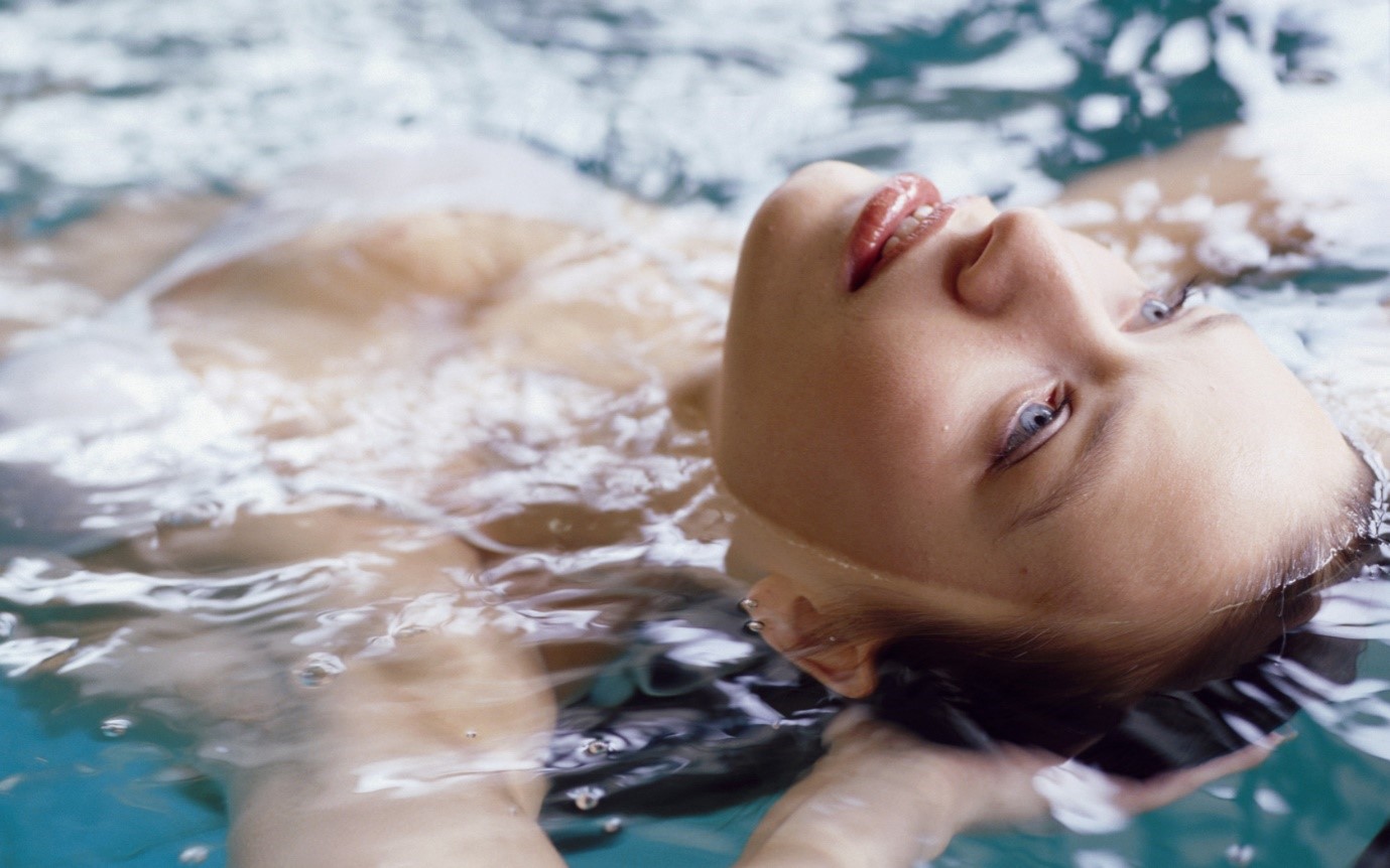Регулярные занятия плаванием помогают процессам самоочищения тканей миндалин и предотвращают возникновение тонзиллита. На этом фото хорошо видно сколько положительных эмоций приносит плавание