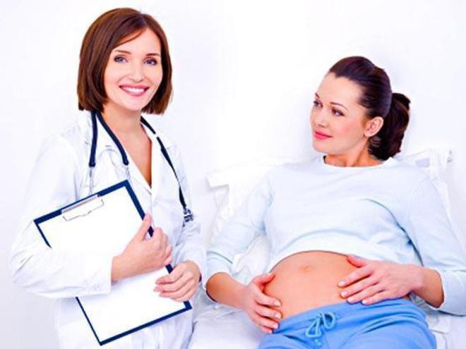 Беременная девушка с врачом