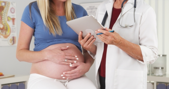 Беременная женщина с врачом