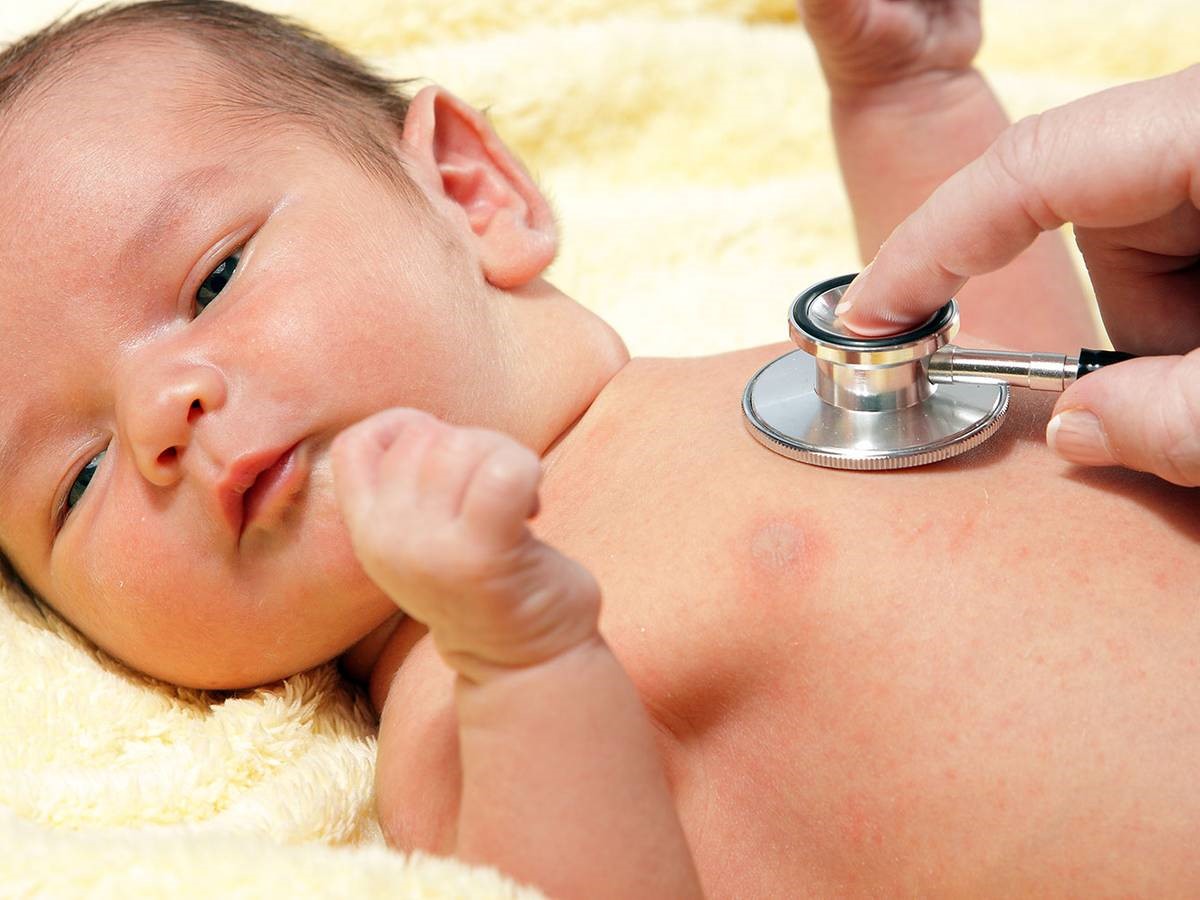 Для оценки тяжести заболевания врач-педиатр проводит тщательный осмотр ребенка