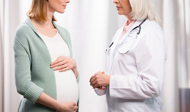 Беременная женщина с врачом