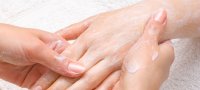 Почему трескается кожа на пальцах рук и как ее лечить?