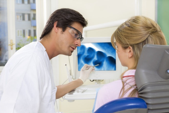 Рентгеновский снимок зубов женщины