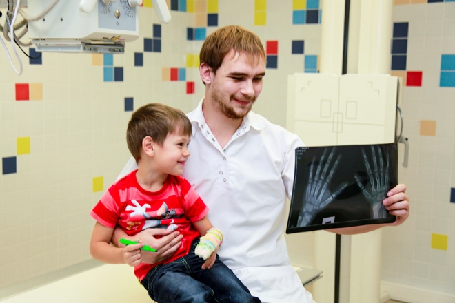 Папа с ребенком изучают рентгеновский снимок