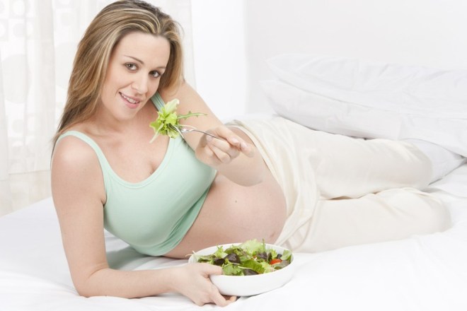 Беременная кушает овощи