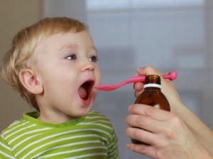 Ребенку дают лекарство
