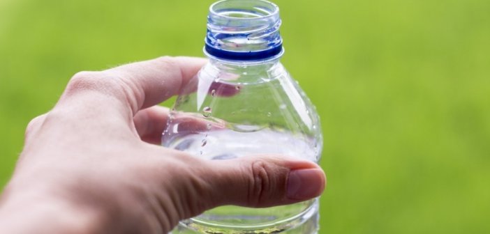 вода в пластиковой бутылке