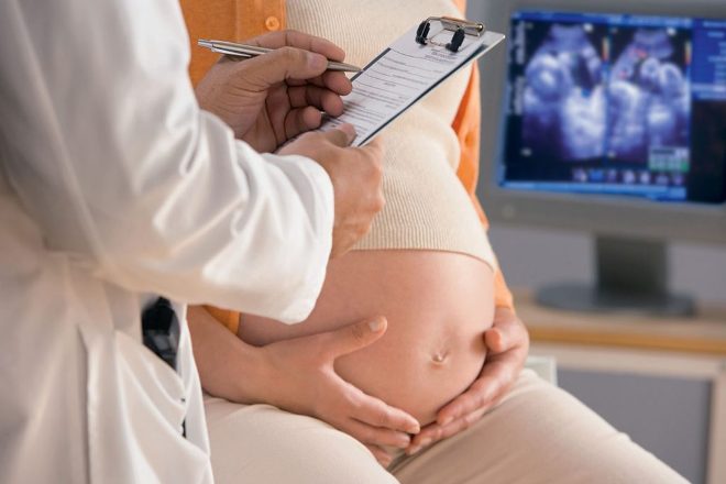 Опрос беременной врачом