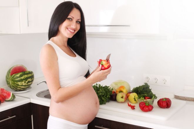 Беременная женщина с овощами
