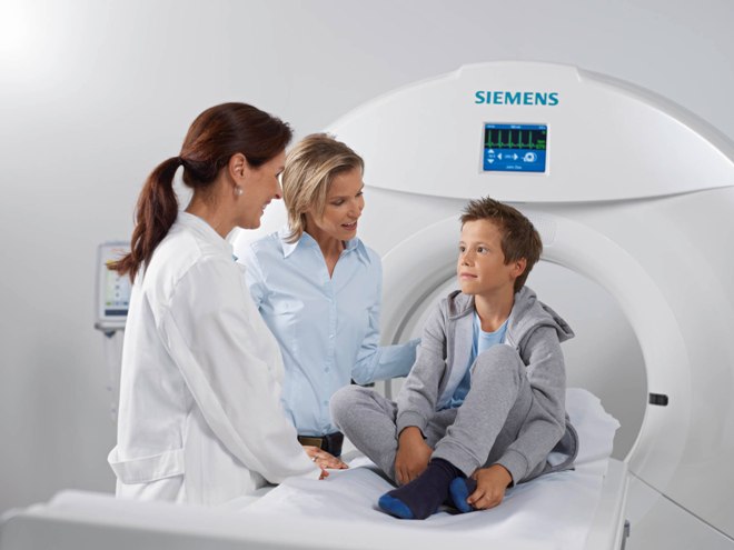 Ребенок с врачом и мамой на МРТ