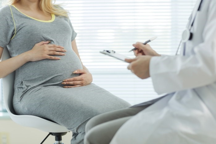 Терапию у беременных лучше проводить гомеопатическими средствами. Курс лечения может затянуться больше 12 дней